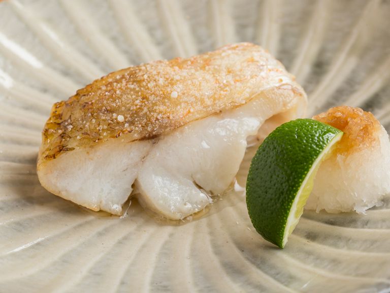 漁場や産地を限定せず、品質本位で仕入れた素材の滋味を味わう