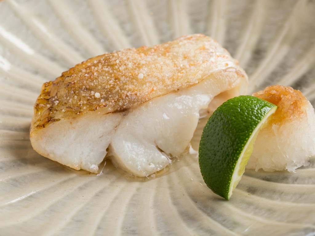 漁場や産地を限定せず、品質本位で仕入れた素材の滋味を味わう