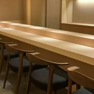 店主との会話を交えながら味わう、本格江戸前寿司は格別。日頃の忙しさから離れ、おひとり様を気ままに楽しんでみては。この道一筋に修業を重ねた職人仕事を眺めて過ごす“大人の粋”を存分に楽しめる寿司処です。