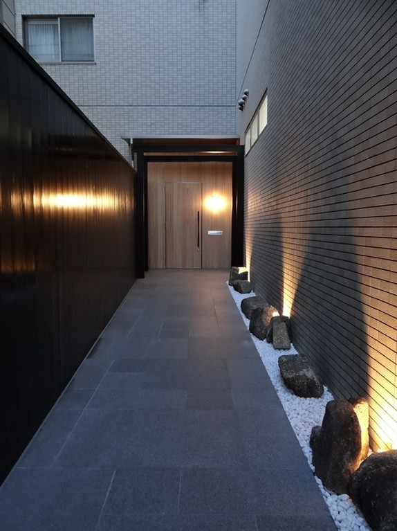 情緒あふれる石畳の先に灯る光が、温かく迎え入れてくれる