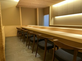カウンターでいただく、本格江戸前寿司と和食で素材の滋味を堪能