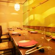 メインフロアのテーブル席より少し改まった雰囲気の、最大8名で利用できる完全個室。仲間同士でくつろぐ会食・パーティーなどにおすすめです。人気が高いので早めの予約が安心です。