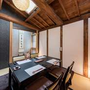 土蔵で食事を楽しめるのも【旬花】ならでは。母屋と少し離れた場所にあり、プライベートを大切にしたい会食に最適です。漆喰の壁や歴史を感じる梁や襖。明治中期の時代に想いを馳せて、味わう料理も乙なものです。