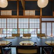 お食い初めや七五三、両家の顔合わせなどのお祝いの席に、用途に合わせた料理や席を用意してくれます。特別な日を優雅なひとときへと変えてくれる、気品に満ちあふれた空間。人生の節目にふさわしい日本料理店です。