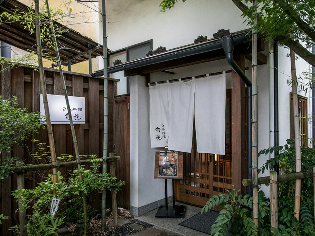 暖簾の先に広がるのは、品格のある優美な空間