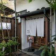 暖簾の先に広がるのは、品格のある優美な空間