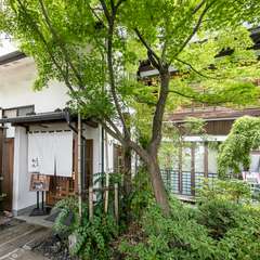 木々の緑に囲まれた、風情ある佇まい