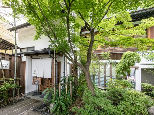 木々の緑に囲まれた、風情ある佇まい