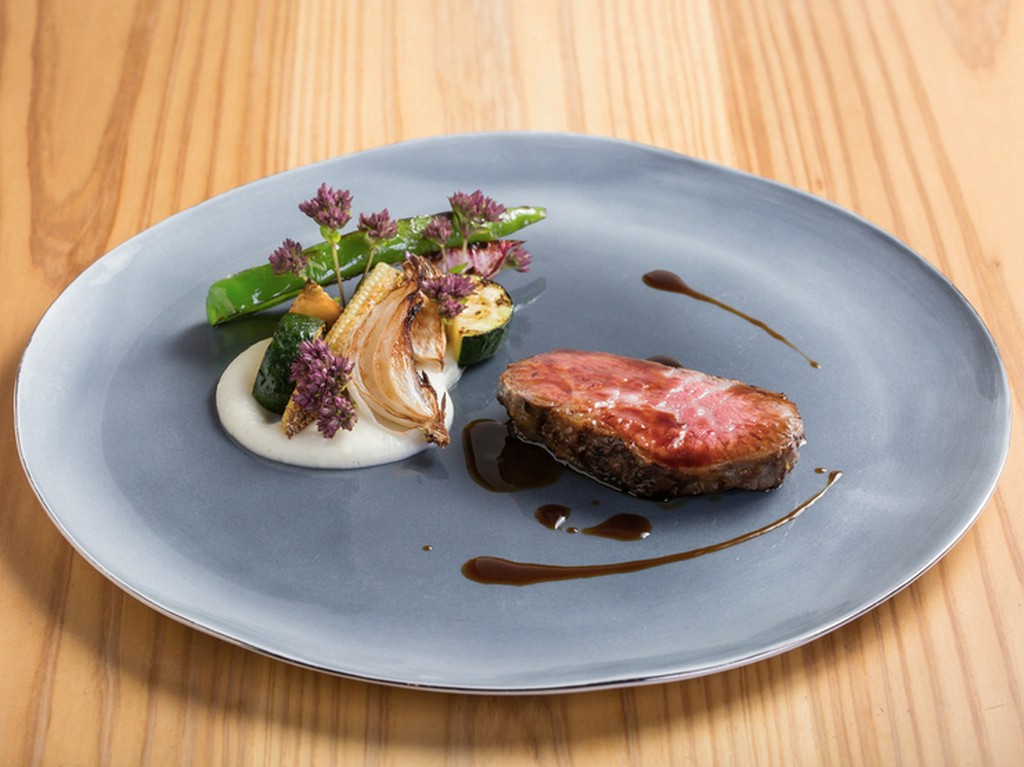 地元信州の季節を感じる新鮮食材と、世界中のおすすめ食材