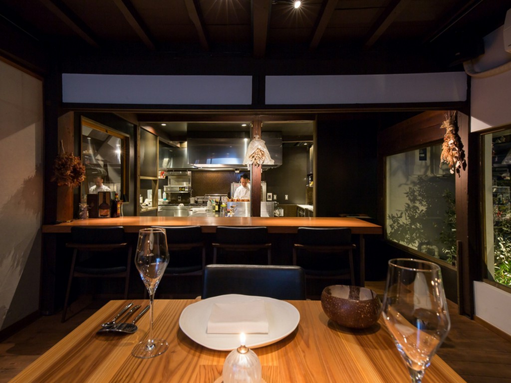 店名は「出合い」の意。ふたりの距離を縮めるのにぴったりの空間