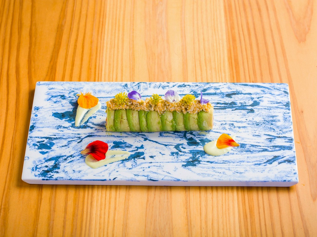 料理が美味しく映えるように。木目テーブルや厳選した食器