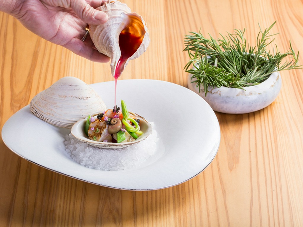 6種の貝とエビ・ウニ・キャビア。ビーツ風味の貝ベースの出汁が絶品『海の宝石箱』