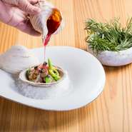 6種の貝とエビ・ウニ・キャビアに、地元産の新鮮野菜。その全てをまとめるのが、ビーツ風味の貝ベース出汁です。コース料理の一皿となるので、季節などにより変更となります。