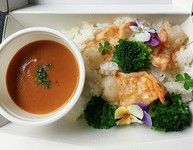 水を一切使わず、オマール海老の出汁だけで作ったカレーライス。ランチBOXの具材はオニテナガエビになります。具材にオマール海老ご希望の方は＋1,000円です。

※ご予約につきましては、事前にお問い合わせください