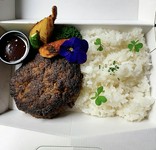 信州牛100%のハンバーグです。肉の旨みを存分に味わっていただくため、別添えでトリュフソースをご用意しました。

※ご予約につきましては、事前にお問い合わせください