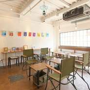 オーナー＆店長が手づくりした木のお盆や、手塗りした漆喰など、できる限りハンドメイドにこだわった店内。白を基調とした明るい空間が訪れる人を温かく出迎えてくれます。