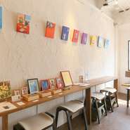 店内はギャラリーとしての機能もあり、新進気鋭のアーティストたちが手掛けた作品が飾られています。どら焼きとコーヒーを味わいながら、芸術鑑賞も楽しんでみては。