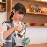 美味しくゆっくりと過ごしてもらうことをモットーに、コーヒーを注ぎどら焼きをつくることを心がけているそう。ホッとくつろぐことができる空間づくりも大切にされています。