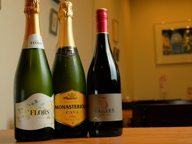 仏・伊・豪の赤・白とスパークリングはCAVAを、豊富に取り揃え