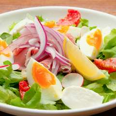 サラダに使用する食材は品種や原料など厳選して仕入れる