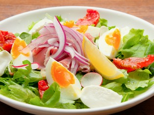 サラダに使用する食材は品種や原料など厳選して仕入れる