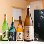 料理にそっと寄り添い、おいしさを引き立ててくれる銘酒がラインナップ。長野県東御市の酒米の米づくりから参加してつくられたオリジナルラベル最高級日本酒『想定外（大吟醸）』も取り扱われています。