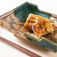 宮城の天然海鰻は泥臭さがなく、天然の野生的な味。程よい脂がのっているのが特徴です。希少な鰻のため、なかなか仕入れられない希少な品。ある時には是非とも食べたい一品です。