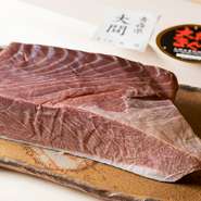 鮪をはじめ仕入れられる魚は天然物にこだわり、その時々でおいしい産地のものを厳選し、さまざまな技法で長期間熟成。通常、部位や状態によって2週間から1ヶ月半ほど熟成されます。写真は、1ヶ月熟成させたもの。