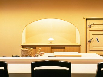経験豊富な店主がにぎる寿司と会話、五感で楽しめるカウンター席