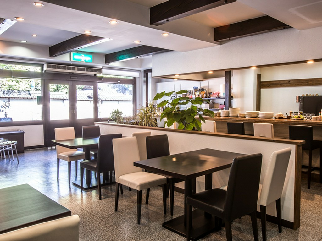 子ども連れも歓迎の快適なスペースの店内