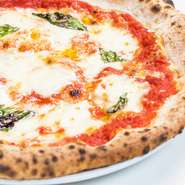 豊かな香りが広がるピザ生地は、イタリア産と長野県産の粉を使用したオリジナルブレンド。料理の中に信州の素材を取り入れることも大切なテーマです。