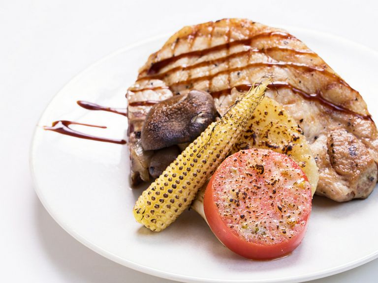 見た目も華やかな料理を友人たちと『シェア』