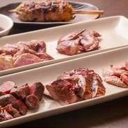 ササミ、砂肝、ハツ、レバー、胸肉と5種類の「京鴨」を味わえる『京鴨盛り』。臭みなく肉厚、おいしくヘルシーな鴨肉を存分に楽しんでみませんか。