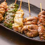 店主こだわり、ブレンドした特製塩を使った『焼き鳥盛り合わせ』。絶妙な火入れ加減は長年の経験の賜物。串の内容は一部変更する場合もあり、そんな変化もまた、お楽しみのひとつです。