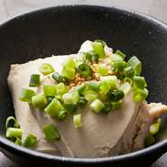 蟹味噌を豆腐に練り込んだ『かにみそ豆腐』はお店のオリジナル。ほのかに蟹香る、さっぱりとしたおいしさが特徴です。蟹味噌と豆腐、素材の絶妙なハーモニーを満喫ください。