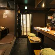 カウンター8席、テーブル2卓を用意する店内。1人でも団体でも、多彩なシーンで活躍するお店です。和気藹々としたアットホームさが魅力の一軒、ほっと一息つきたい時に、足を運んでみてはいかが。
