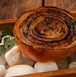 淡路島産の玉ねぎならではの甘みを引き出すべく、皮ごとじっくりと焼き上げた一品です。しっとりやわらかく、とろけるような甘み。ほんのり香る香ばしさが、玉ねぎの旨みをさらに引き立てます。
1個：748円（税込）
