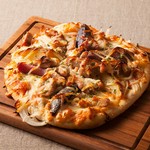 旬のお野菜をたっぷりと使用したピッツァです。フランスのタルト・フランベ用の記事を使用した、ちょっと珍しいピッツァをお試しください。