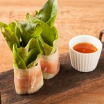 生春巻きの皮の代わりにお野菜を使用。フレッシュなサラダほうれん草とたっぷりサニーレタス、プリプリ海老と生ハムの生春巻き。甘辛特製チリソースをつけてお召し上がりいただきます。