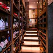店主は、エミリア・ロマーニャ州ブリジゲッラ市長より「感謝状」を授与されたこともあるワイン通。店内には、料理に合う約400本のワインコレクションがあります。販売もしているので要チェック。
