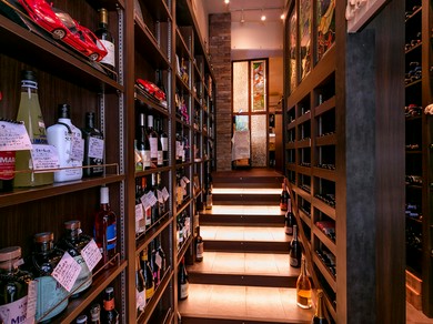 料理に合う約400本のワインコレクション。販売もアリ
