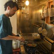 来店した方が楽しく過ごせるように、目配り気配りを大切にした接客がされています。スタッフの心配りが行き届いた店内は、広々とした空間で、ゆったりとした時間を過ごすことができます。