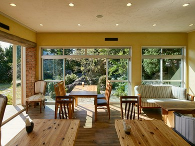 緑の木々と季節の花に囲まれた一軒家ダイニングでゆったり憩える