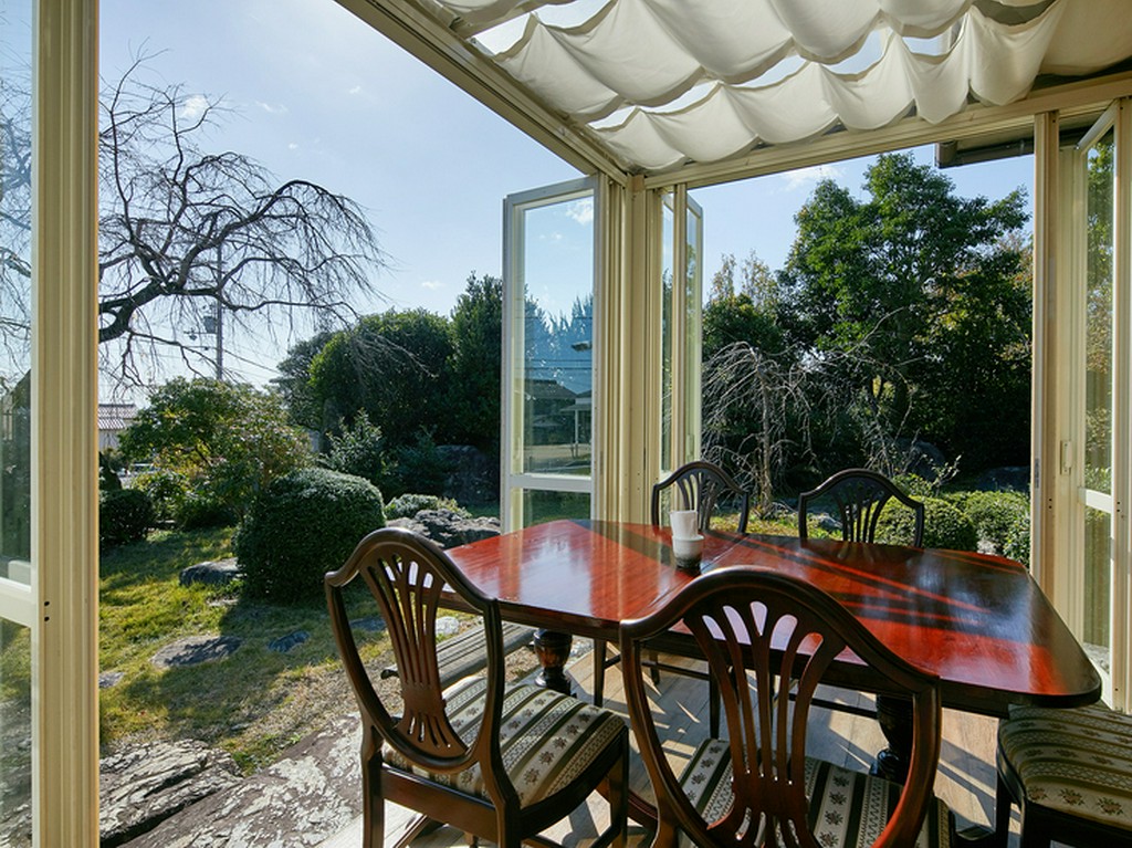 陽光とそよ風が心地良い。広い庭に面したテラス席でくつろぐ