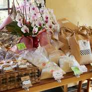 地元産の野菜やお米も販売。地域の方々のコミュニティの場にも