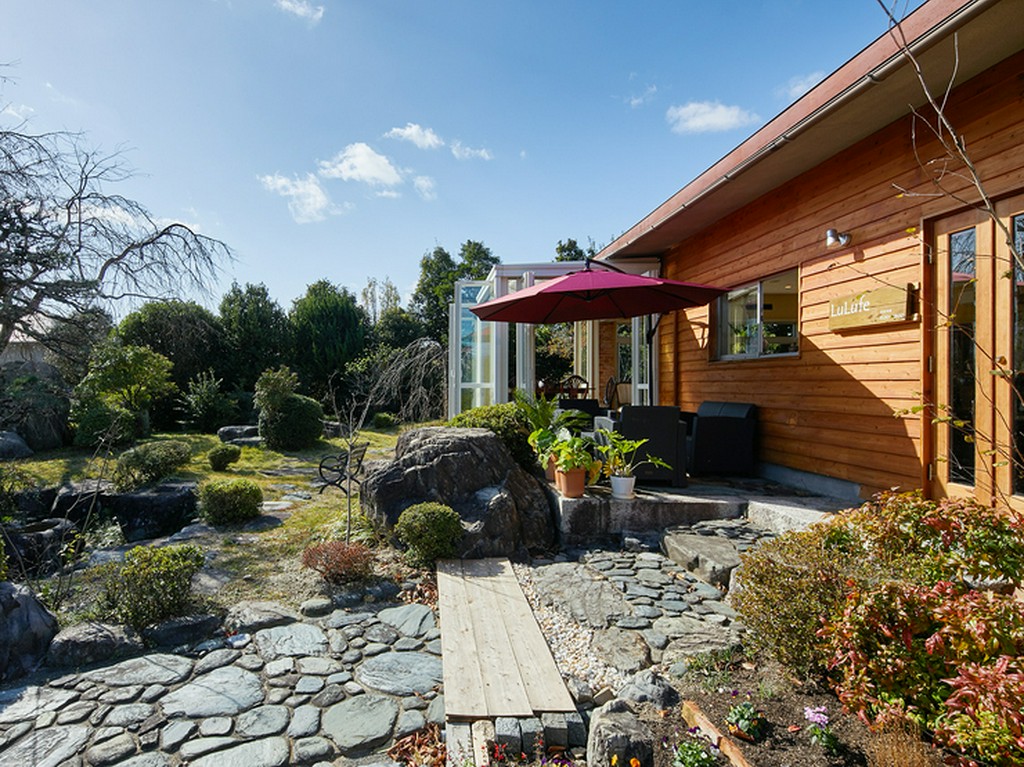 広い庭に囲まれた一軒家ダイニングで、家族皆でのびのびと