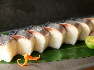 鯖の旨味をそのまま味わえる『肉厚トロさば棒寿司』