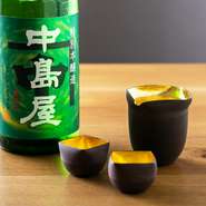 旬の食材を使った料理に合わせ、鳥取県産の地酒と全国の季節の銘酒が取り揃えられています。繊細な和食にそっと寄り添い、お互いの良さを引き立て合うものばかりです。