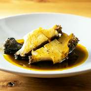 海からの極上の産物あわびは、毎日漁師が潜って獲ってきたものの中から、一番良いサイズのものをセレクト。噛めば噛むほどに深い味わいと香りが口の中いっぱいに広がります。