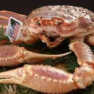 これぞかにの王様。【かに吉】の大将のお母ちゃんが茹でる特上の松葉がにが凄いと評判です。茹でる時間、塩加減、冷やすタイミング、時間。全部が揃って、特上の松葉がにの姿盛りが披露されます。